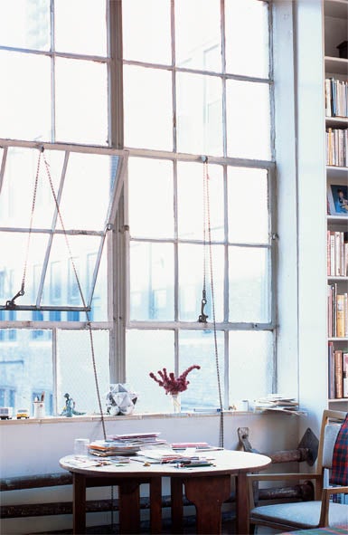 Loft z ogromnymi oknami Architektura, how to decorate, jak urządzić, klasyczny, Kobiety, loft, loft living, loft style, Pomysł na..., tradycyjny, ściana z cegły,