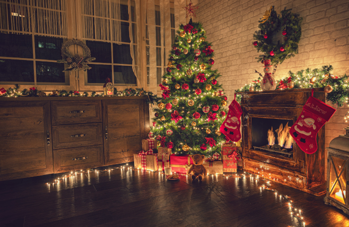 Wnętrze domu przystrojone świątecznymi lampkami choinkowymi