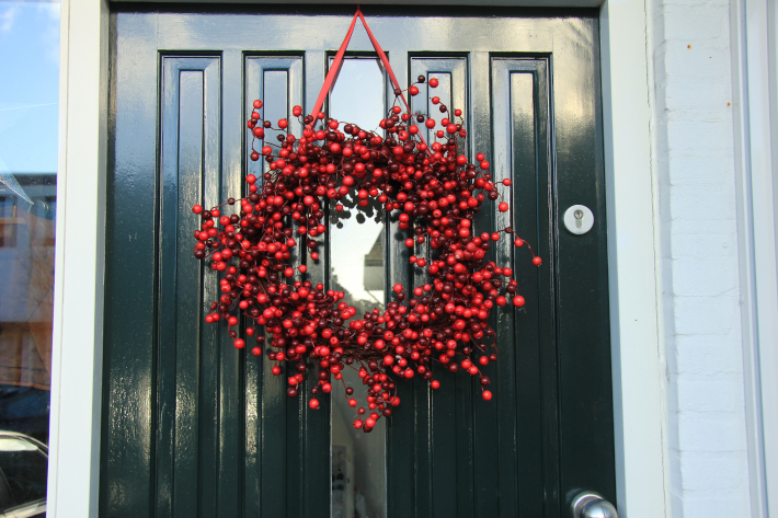 Świąteczny wieniec na drzwi z czerwonych owoców golterii
