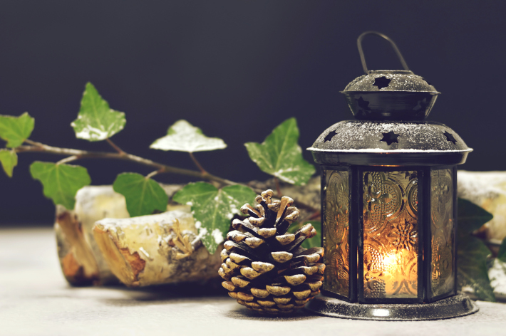 Świąteczna dekoracja, stroik z bluszczu, szyszek i lampionu