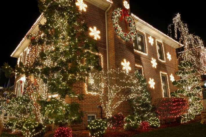 Dom udekorowany bardzo dużą liczbą lampek świątecznych