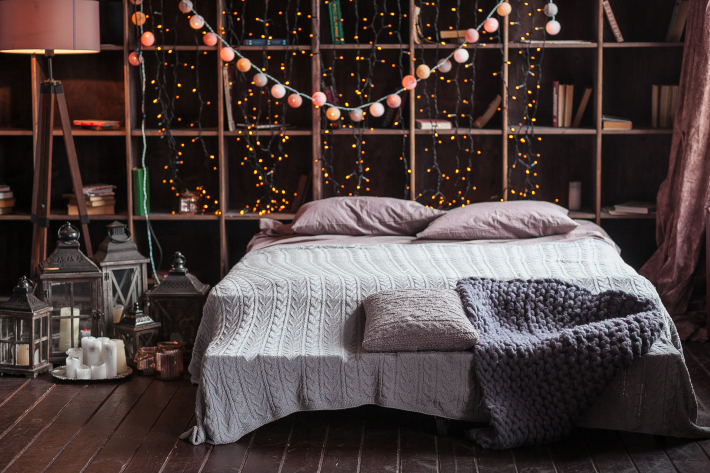 Lampki i lampiony świąteczne użyte do ozdobienia sypialni